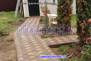 Укладка тротуарной плитки Клевер Краковский на садовых дорожках