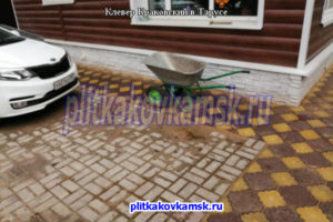 Пример укладки тротуарной плитки клевер в Тарусе